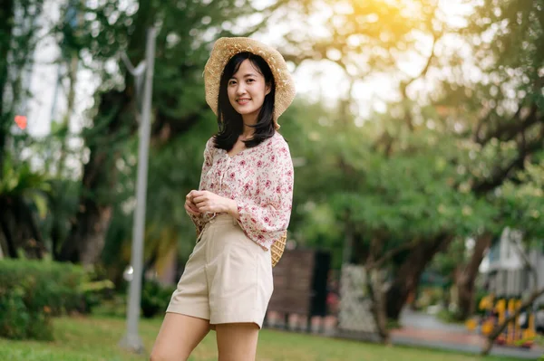 Portrét Mladé Asijské Ženy Cestovatel Tkalcovský Klobouk Košík Šťastný Úsměv — Stock fotografie