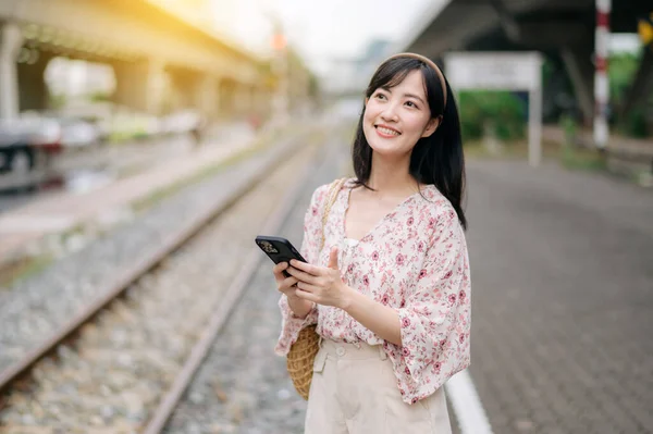 Jovem Mulher Asiática Viajante Com Tecelagem Cesta Usando Telefone Celular — Fotografia de Stock