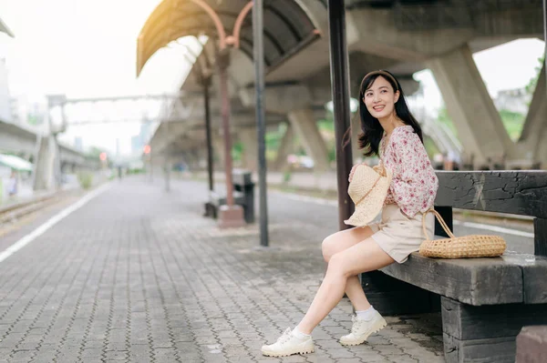 Asijské Mladé Ženy Cestovatel Tkalcovský Koš Čeká Vlak Nádraží Cestovní — Stock fotografie