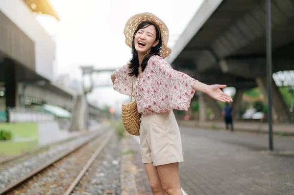 Азиатская Молодая Женщина Путешественница Плетением Корзины Счастливо Улыбается Глядя Камеру — стоковое фото