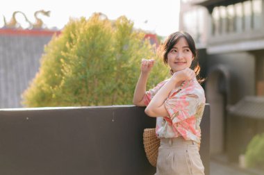 Tayland 'da yaz tatili gezisindeki güzel Asyalı genç kadın portresi. Genç hippi bayan turist yaz Bangkok 'u geziyor. Asya yaz turizmi kavramı.