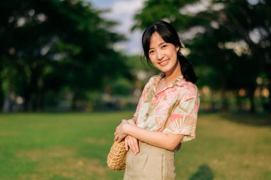 Tayland 'da yaz tatili gezisindeki güzel Asyalı genç kadın portresi. Genç hippi bayan turist yaz Bangkok 'u geziyor. Asya yaz turizmi kavramı.