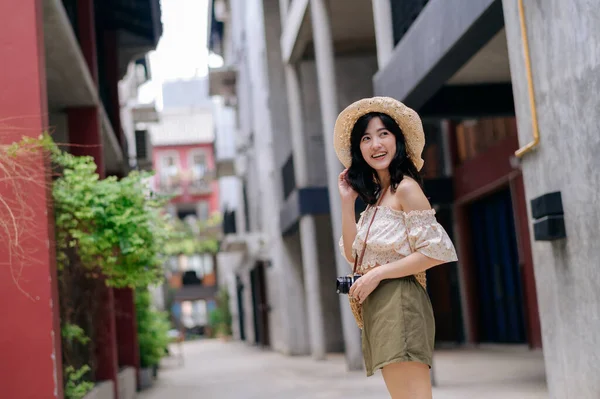 Feliz Asiático Jovem Mulher Com Câmera Viaja Rua Cidade Viagem — Fotografia de Stock