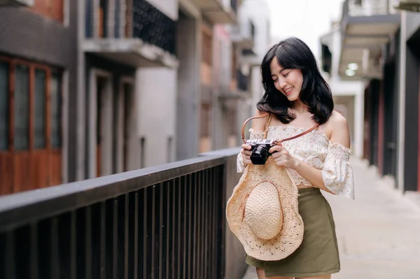Feliz Asiática Joven Mujer Con Cámara Viaja Calle Viaje Ciudad —  Fotos de Stock