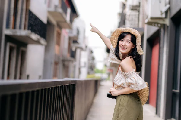 Feliz Asiático Jovem Mulher Com Câmera Viaja Rua Cidade Viagem — Fotografia de Stock