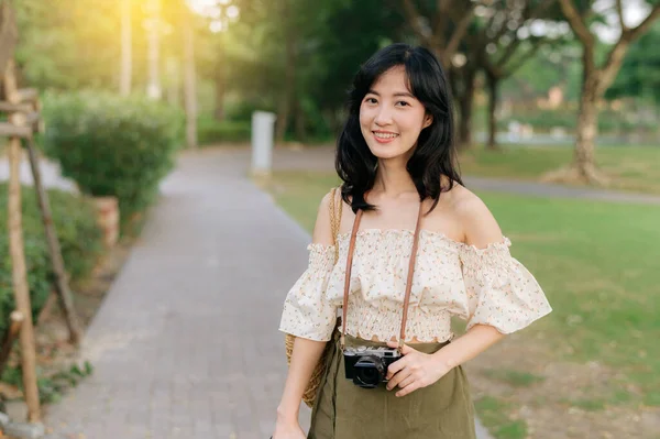 Portret Młodej Azjatyckiej Podróżniczki Tkającym Kapeluszem Koszykiem Oraz Kamerą Zielonym — Zdjęcie stockowe