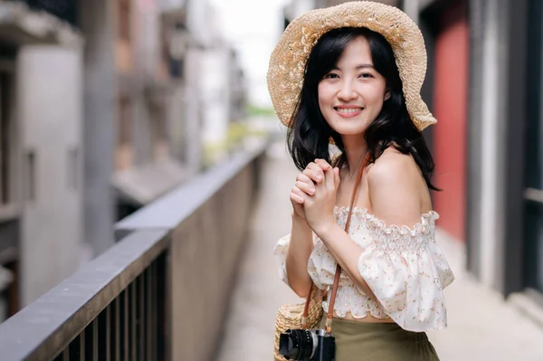 Glad Asiatisk Ungdom Kvinna Med Kamera Reser Gatan Staden Resa — Stockfoto