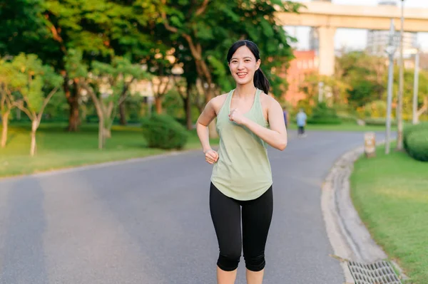 Fit Mladá Asijská Žena Jogging Parku Úsměvem Šťastný Běh Těší — Stock fotografie