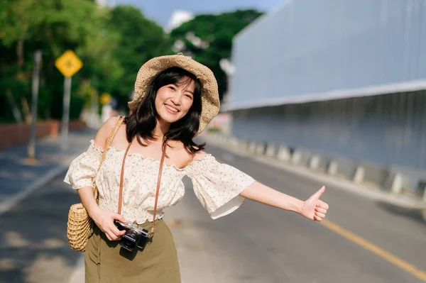 Asyalı Genç Bir Kadın Gezginin Portresi Şapkası Sepeti Sokakta Sallayan — Stok fotoğraf