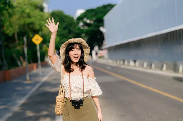 Retrato Una Joven Mujer Asiática Viajera Con Sombrero Tejer Canasta —  Fotos de Stock