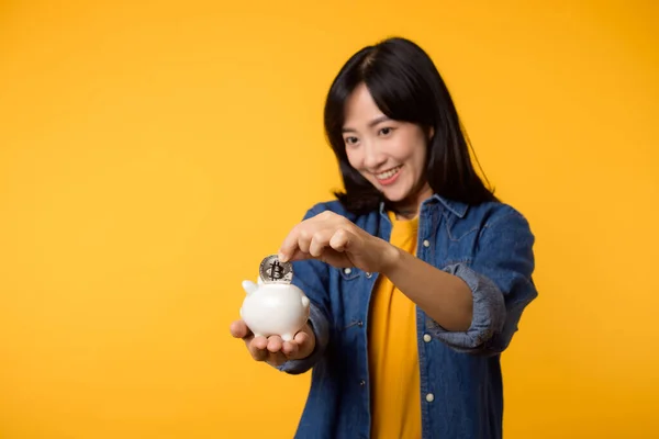 Szczęśliwa Azjatycka Młoda Kobieta Żółtej Koszulce Dżinsowej Oszczędzająca Cyfrową Kryptowalutę — Zdjęcie stockowe