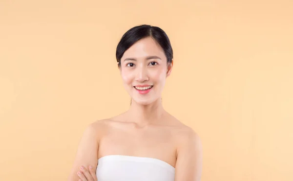 Vakker Ung Asiatisk Kvinne Med Nyglødende Hydrert Ansiktshud Jente Med – stockfoto