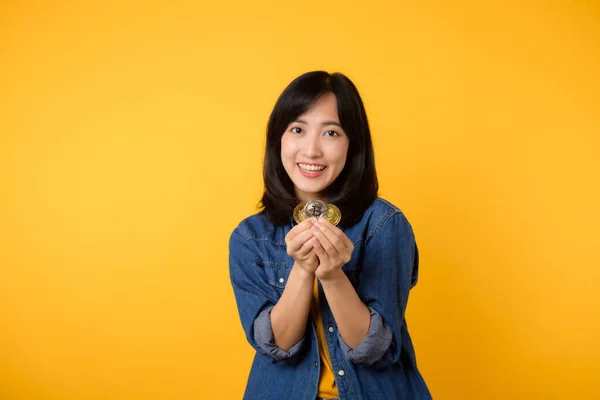 Szczęśliwa Azjatycka Młoda Kobieta Żółtej Koszulce Dżinsowej Trzymająca Cyfrową Monetę — Zdjęcie stockowe