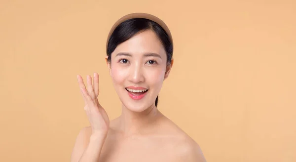 Gyönyörű Ázsiai Lány Modell Megható Friss Izzó Hidratált Arcbőr Bézs — Stock Fotó