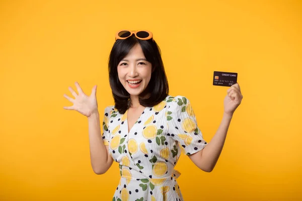 Retrato Asiático Jovem Mulher Feliz Sorrindo Vestido Primavera Mostrando Cartão — Fotografia de Stock