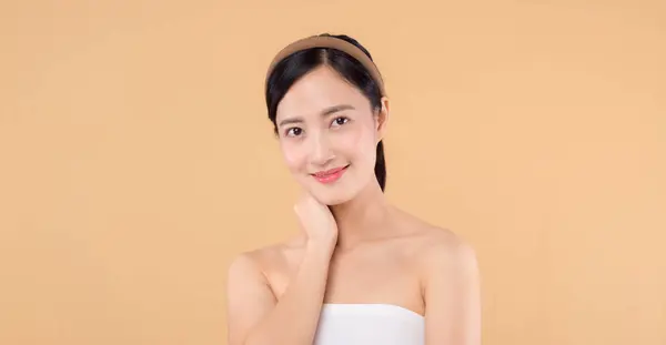 Hermosa Chica Asiática Modelo Tocando Fresco Brillante Piel Facial Hidratada — Foto de Stock