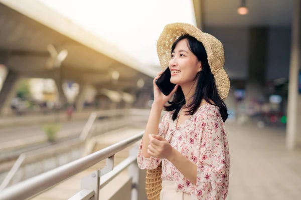 Ung Asiatisk Kvinna Resenär Med Vävkorg Med Hjälp Mobiltelefon Bredvid — Stockfoto