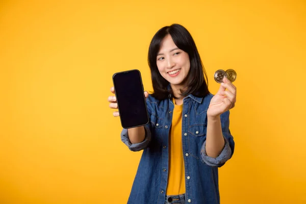 Feliz Asiático Jovem Mulher Vestindo Amarelo Shirt Denim Camisa Segurando — Fotografia de Stock