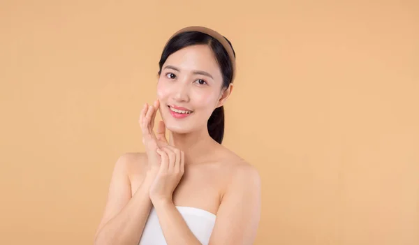 Krásná Asijské Dívka Model Dotýká Svěží Zářící Hydratované Pleti Obličeje — Stock fotografie