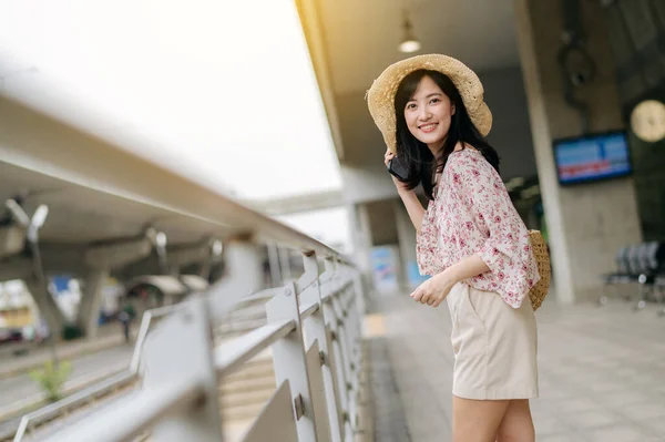 Joven Mujer Asiática Viajero Con Cesta Tejido Utilizando Teléfono Móvil — Foto de Stock