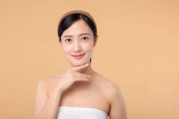 Mooi Aziatisch Meisje Model Aanraken Vers Gloeiende Gehydrateerde Gezichtshuid Beige — Stockfoto