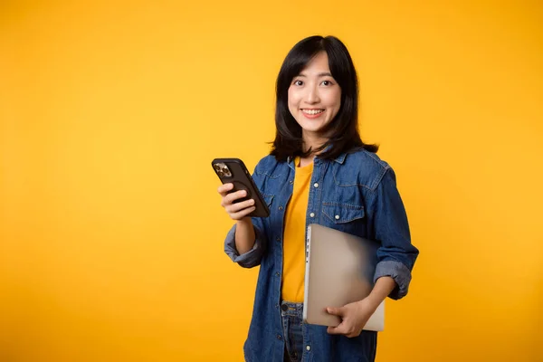 Retrato Asiático Jovem Mulher Vestindo Amarelo Shirt Denim Camisa Segurando — Fotografia de Stock