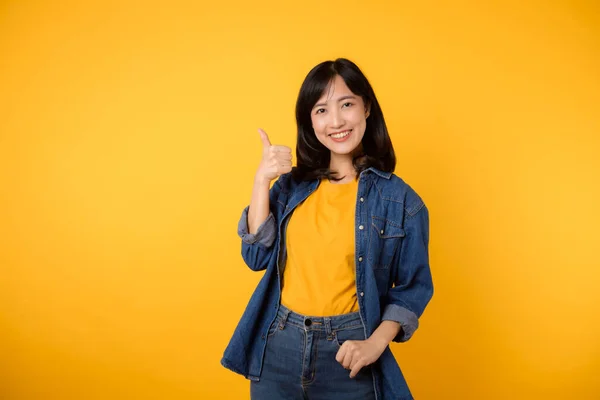 Portret Gelukkige Jonge Aziatische Vrouw Vrolijke Glimlach Tonen Duim Omhoog — Stockfoto