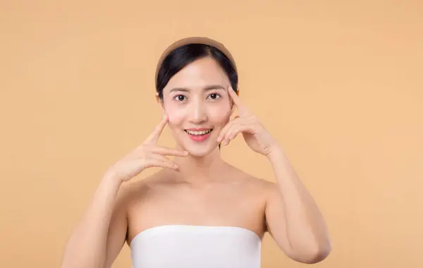 Beautiful Asian Girl Model Touching Fresh Glowing Hydrated Facial Skin — Stock Photo, Image