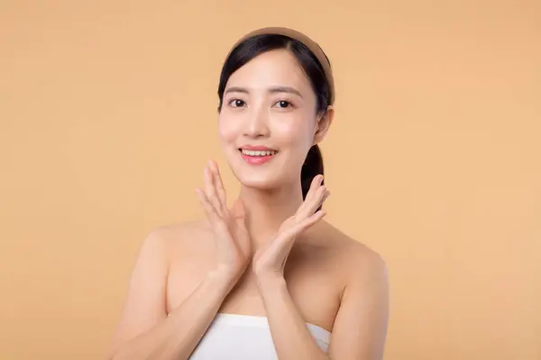 Gyönyörű Ázsiai Lány Modell Megható Friss Izzó Hidratált Arcbőr Bézs — Stock Fotó