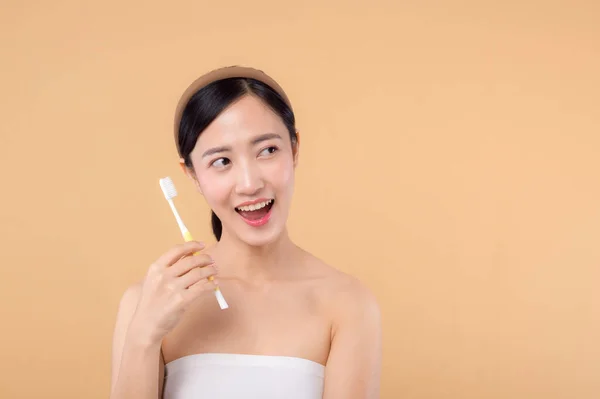 Sağlıklı Gülümseyen Genç Bir Kadının Portresi Elinde Diş Fırçası Tutuyordu — Stok fotoğraf