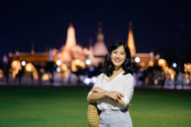 Zümrüt Buda ya da Wat Phra Kaew Tapınağı 'na giderken gülümseyen güzel Asyalı kadın portresi..