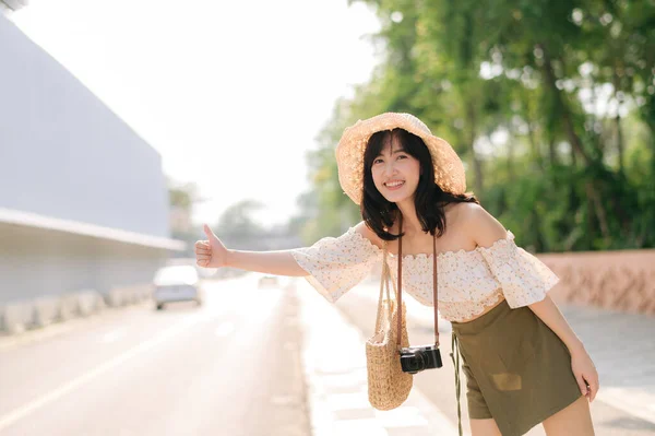 Retrato Una Joven Mujer Asiática Viajera Con Sombrero Tejer Canasta —  Fotos de Stock