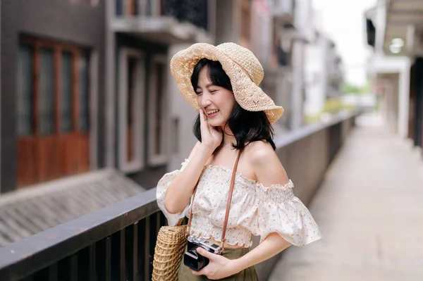 Glückliche Asiatische Junge Frau Mit Kamera Reist Freizeit Wochenende Durch — Stockfoto