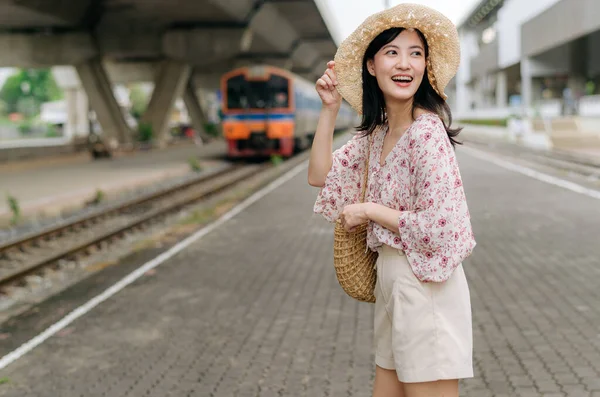 Ασιάτισσα Νεαρή Γυναίκα Ταξιδιώτη Καλάθι Ύφανσης Χαρούμενη Χαμογελώντας Και Κοιτάζοντας — Φωτογραφία Αρχείου