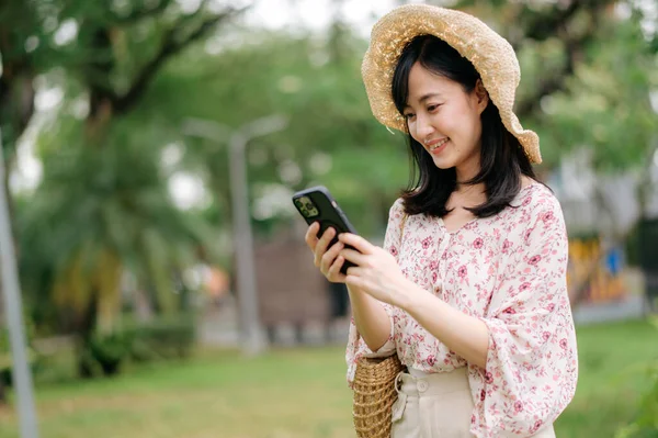 Портрет Молодой Азиатки Путешественницы Плетеной Шляпе Корзине Помощью Мобильного Телефона — стоковое фото