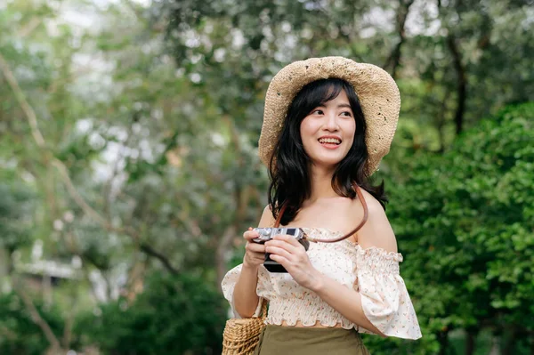 Portrait Young Asian Woman Traveler Weaving Hat Basket Camera Green — Stock Photo, Image