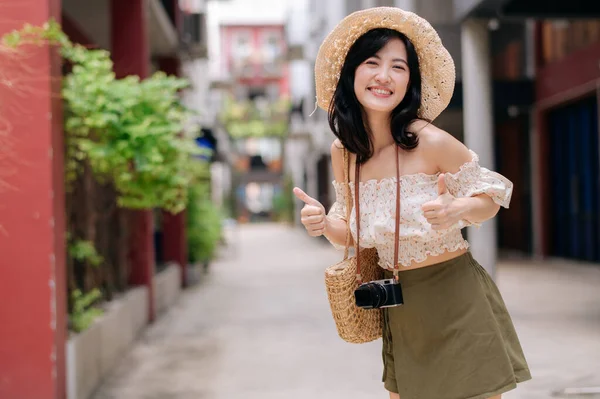 Boldog Ázsiai Fiatal Kamerával Utazik Street City Kirándulás Szabadidős Hétvégén — Stock Fotó