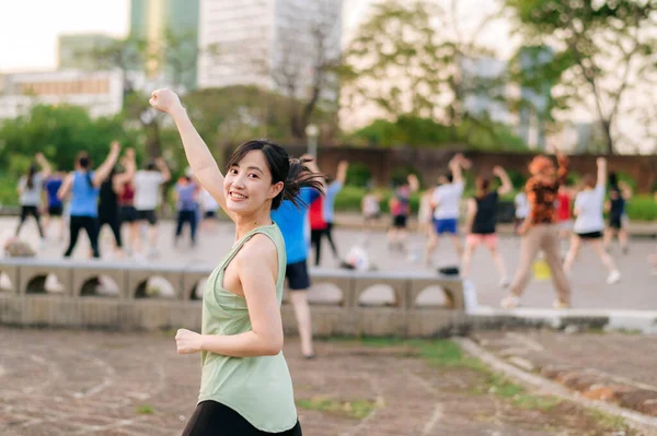 Бегунья Подтянутая Азиатская Молодая Женщина Зелеными Волосами Делает Танцевальные Упражнения — стоковое фото
