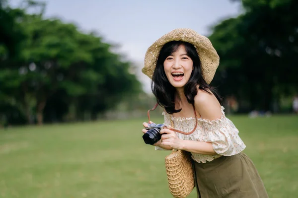 Portrett Ung Asiatisk Kvinnelig Reisende Med Veving Hatt Kurv Kamera – stockfoto