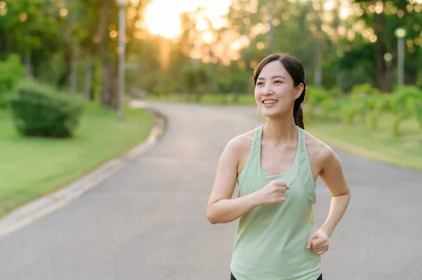 Ajuste Joven Mujer Asiática Corriendo Parque Sonriendo Feliz Corriendo Disfrutando —  Fotos de Stock