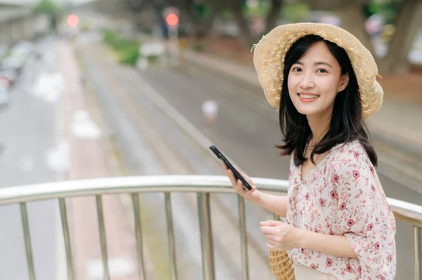Asiática Jovem Viajante Com Tecelagem Cesta Usando Telefone Celular Viaduto — Fotografia de Stock