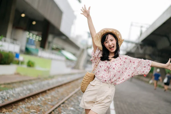 鉄道脇のカメラを見て喜んでバスケットを織ってアジアの若い女性旅行者 旅のライフスタイル 世界旅行探検家またはアジアの夏の観光コンセプト — ストック写真