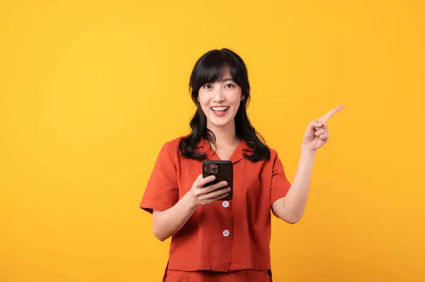 Portré Fiatal Gyönyörű Ázsiai Boldog Mosoly Öltözött Narancssárga Ruhák Okostelefon — Stock Fotó