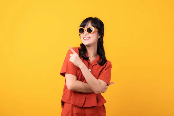Portrét Krásná Mladá Asijská Žena Šťastný Úsměv Oblečený Oranžové Oblečení — Stock fotografie