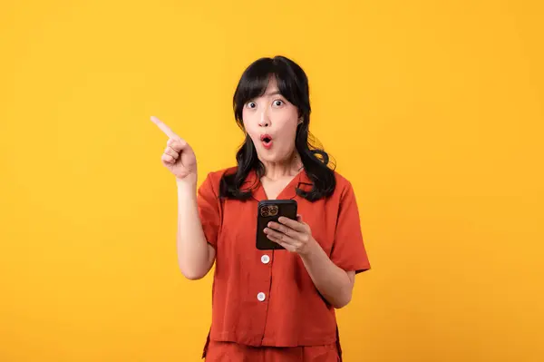 Portrait Young Beautiful Asian Woman Surprised Face Dressed Orange Clothe — Stock Photo, Image