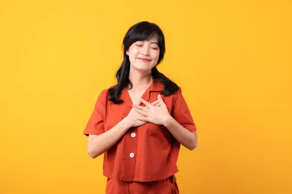 Porträtt Vacker Ung Asiatisk Kvinna Glad Leende Klädd Orange Kläder — Stockfoto