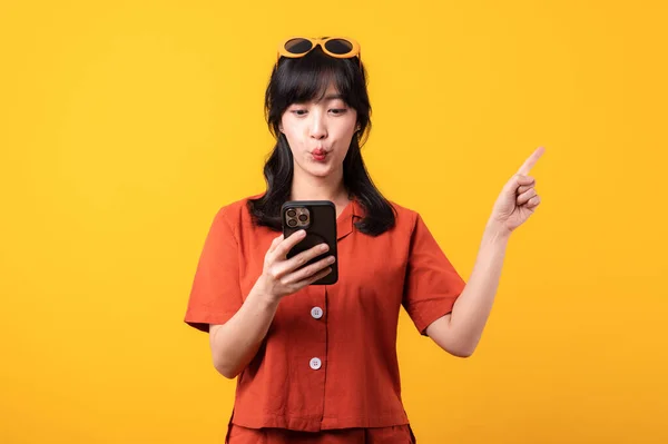 Portrait Junge Schöne Asiatische Frau Glücklich Lächeln Orangefarbenen Kleidern Mit — Stockfoto