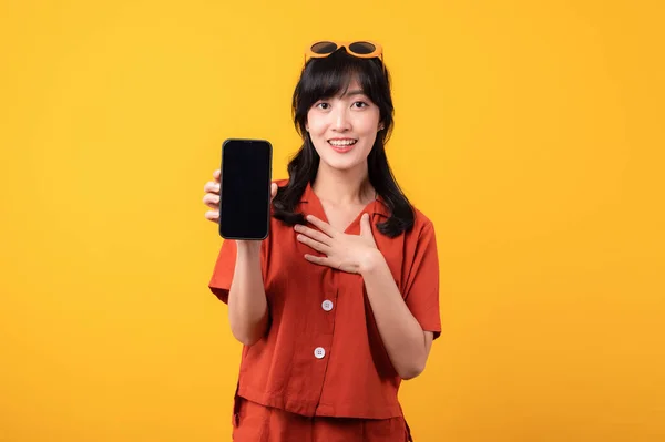 Porträt Junge Schöne Asiatische Frau Überrascht Gesicht Orangefarbenen Kleidern Posiert — Stockfoto