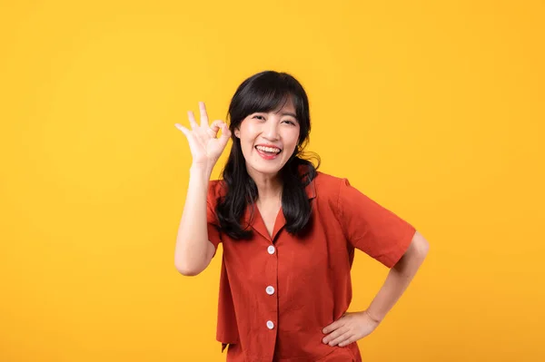 Portret Piękna Młoda Azjatycka Kobieta Szczęśliwy Uśmiech Ubrany Pomarańczowe Ubrania — Zdjęcie stockowe