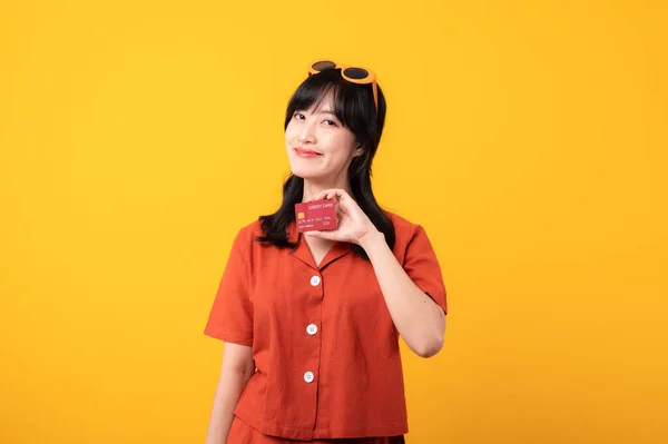 Портрет Красивая Молодая Азиатская Женщина Счастливая Улыбка Одетый Оранжевую Одежду — стоковое фото